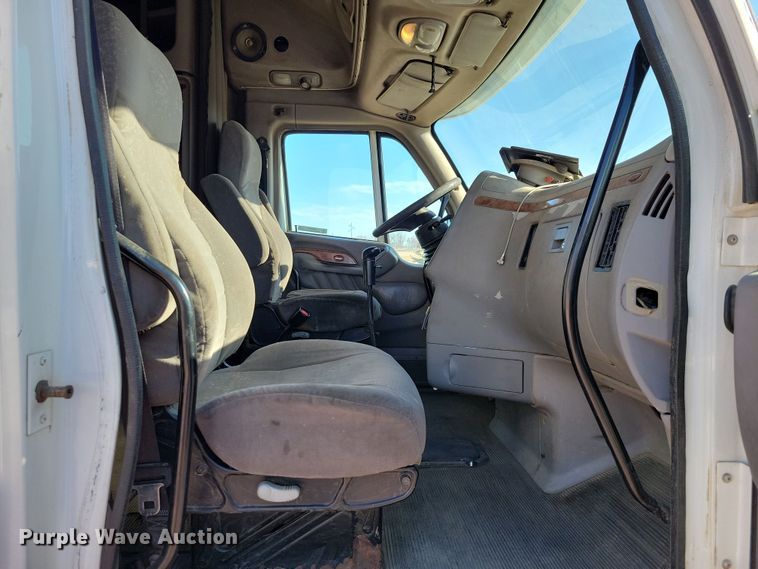 image for item NB9847 2006 Peterbilt 387 semi truck