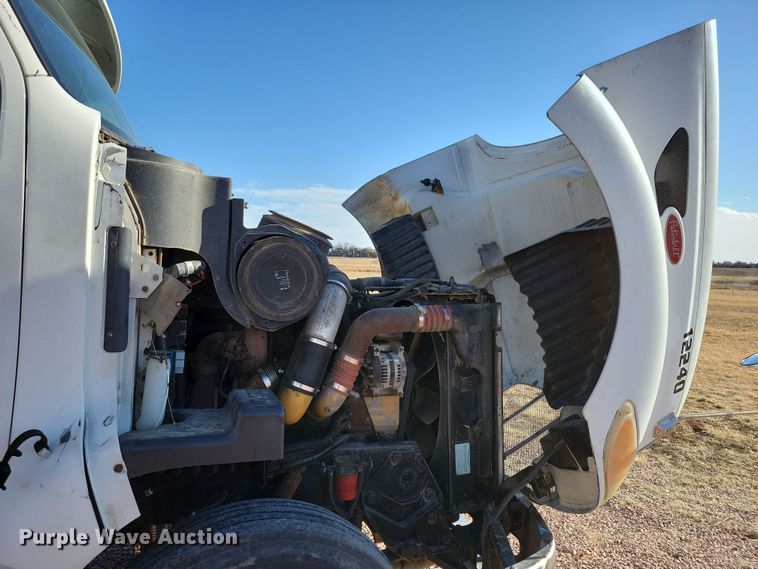 image for item NB9847 2006 Peterbilt 387 semi truck