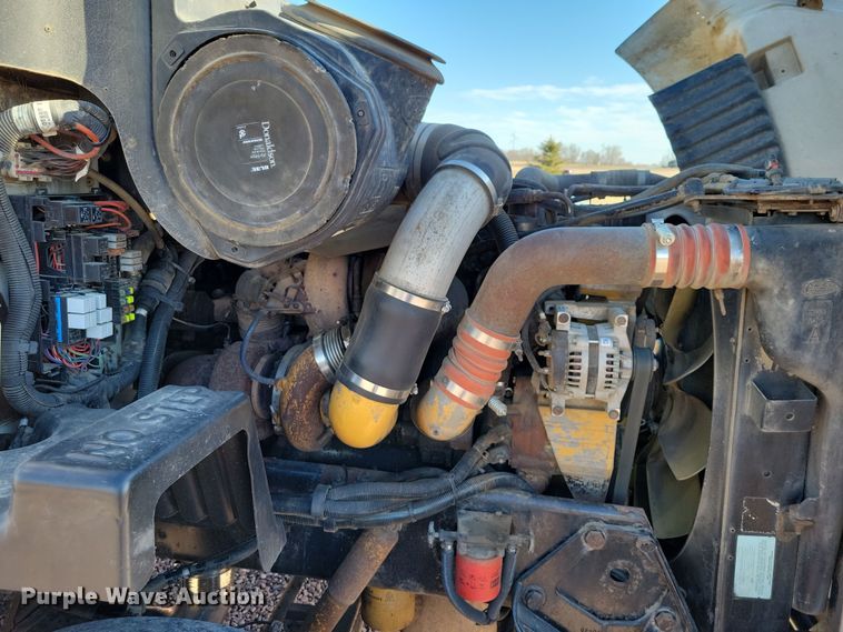 image for item NB9847 2006 Peterbilt 387 semi truck