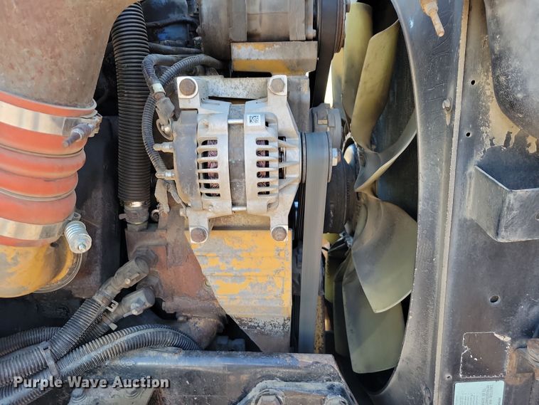 image for item NB9847 2006 Peterbilt 387 semi truck