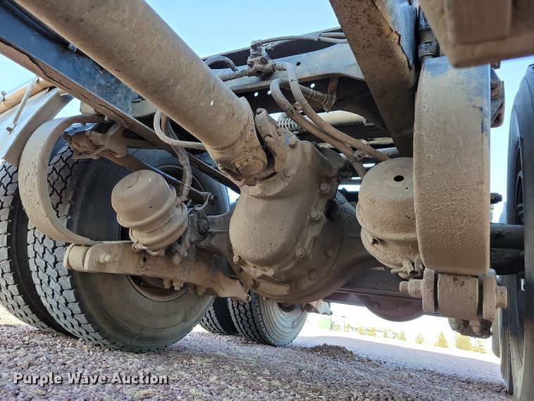 image for item NB9847 2006 Peterbilt 387 semi truck