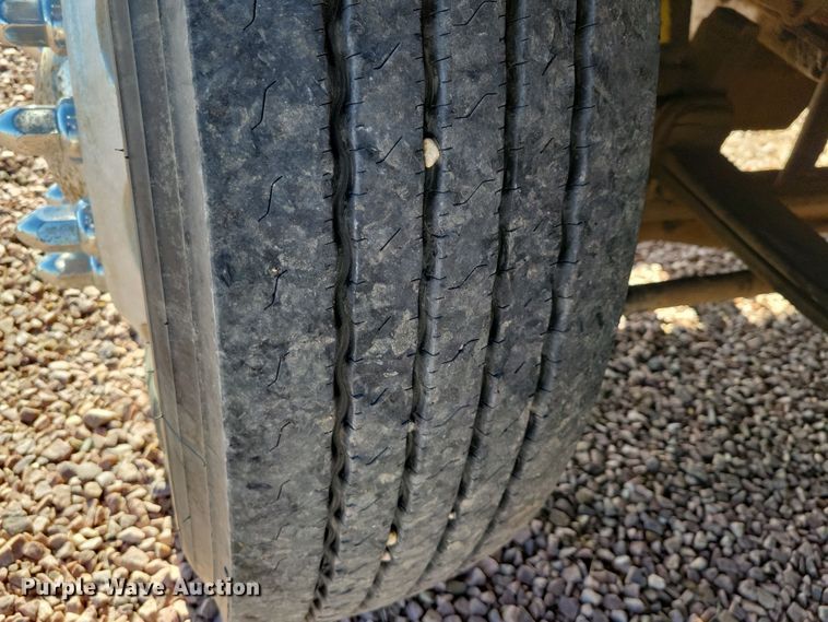 image for item NB9847 2006 Peterbilt 387 semi truck