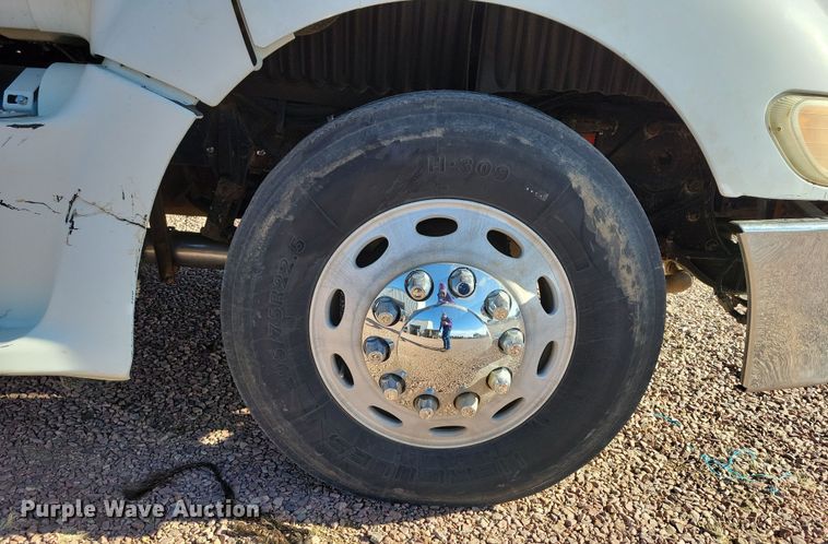 image for item NB9847 2006 Peterbilt 387 semi truck