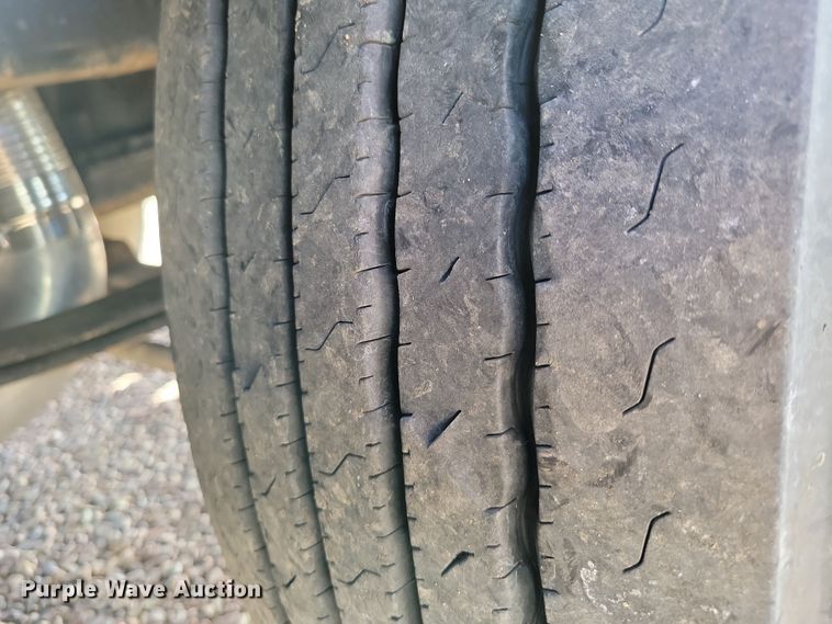 image for item NB9847 2006 Peterbilt 387 semi truck