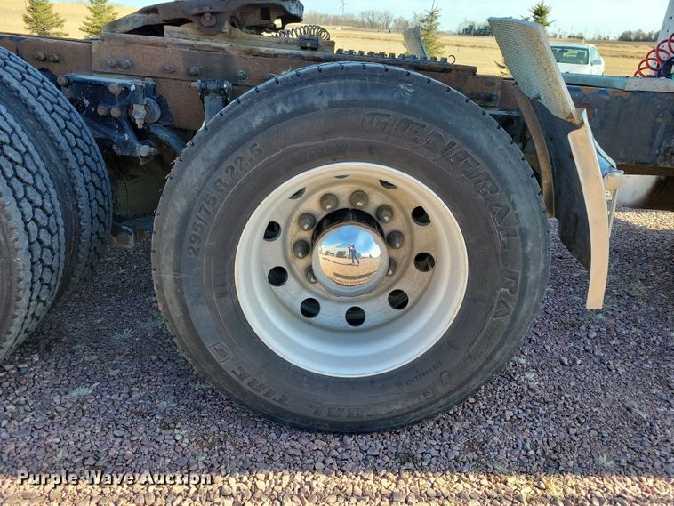 image for item NB9847 2006 Peterbilt 387 semi truck