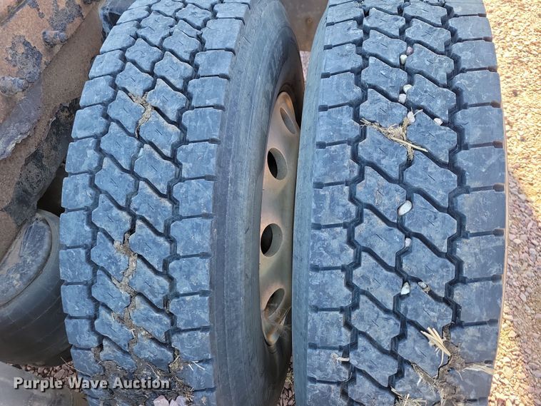 image for item NB9847 2006 Peterbilt 387 semi truck