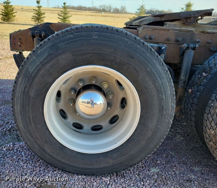 image for item NB9847 2006 Peterbilt 387 semi truck