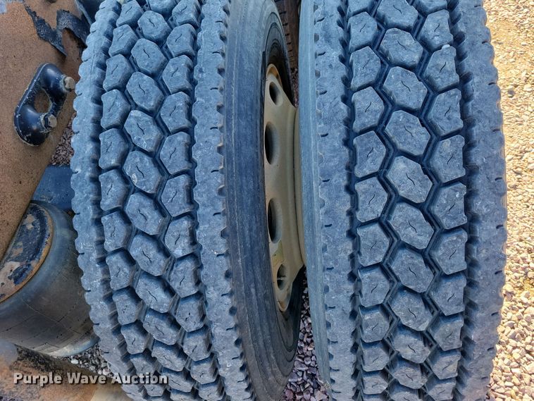 image for item NB9847 2006 Peterbilt 387 semi truck