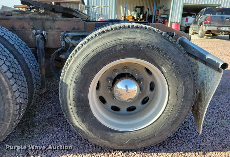 image for item NB9847 2006 Peterbilt 387 semi truck