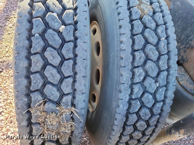 image for item NB9847 2006 Peterbilt 387 semi truck