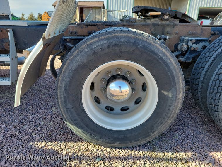 image for item NB9847 2006 Peterbilt 387 semi truck