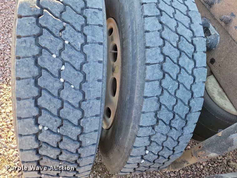 image for item NB9847 2006 Peterbilt 387 semi truck