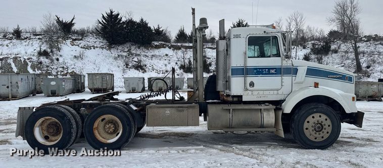 image for item NN9577 1993 Kenworth T800 semi truck