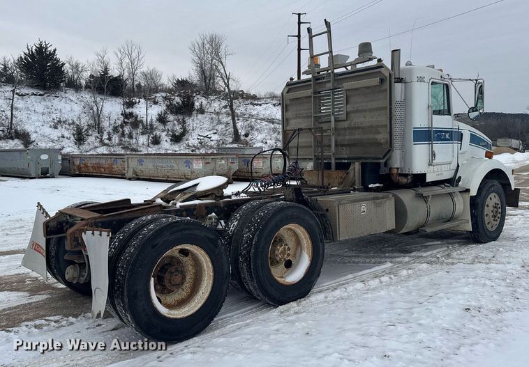 image for item NN9577 1993 Kenworth T800 semi truck