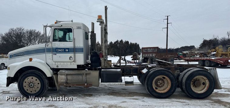 image for item NN9577 1993 Kenworth T800 semi truck