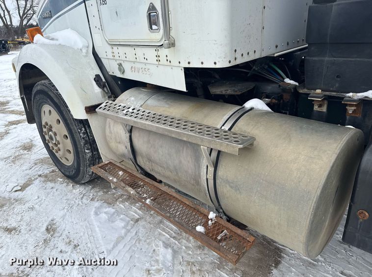 image for item NN9577 1993 Kenworth T800 semi truck