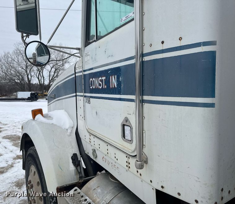 image for item NN9577 1993 Kenworth T800 semi truck