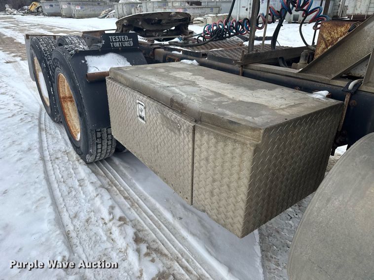 image for item NN9577 1993 Kenworth T800 semi truck