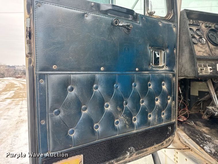 image for item NN9577 1993 Kenworth T800 semi truck