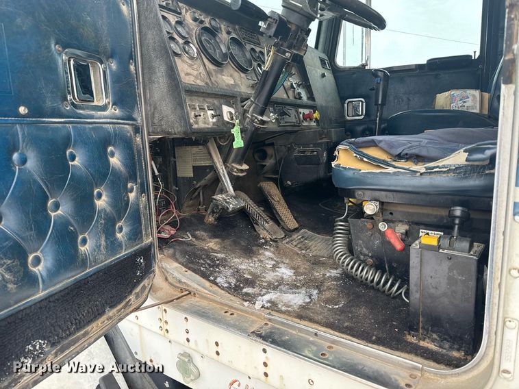 image for item NN9577 1993 Kenworth T800 semi truck