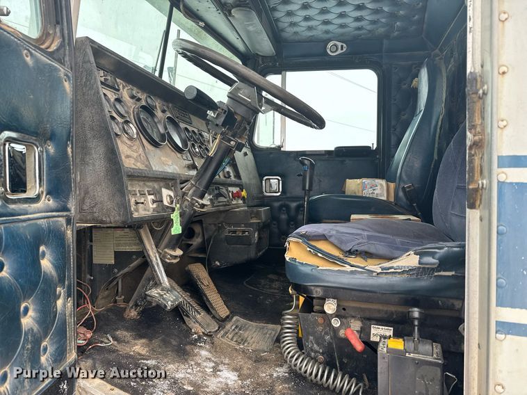 image for item NN9577 1993 Kenworth T800 semi truck