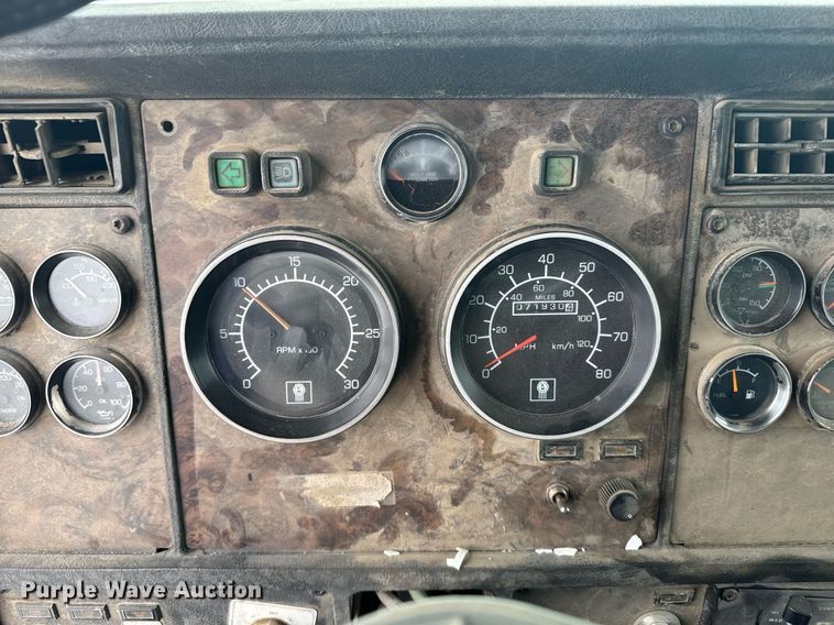 image for item NN9577 1993 Kenworth T800 semi truck