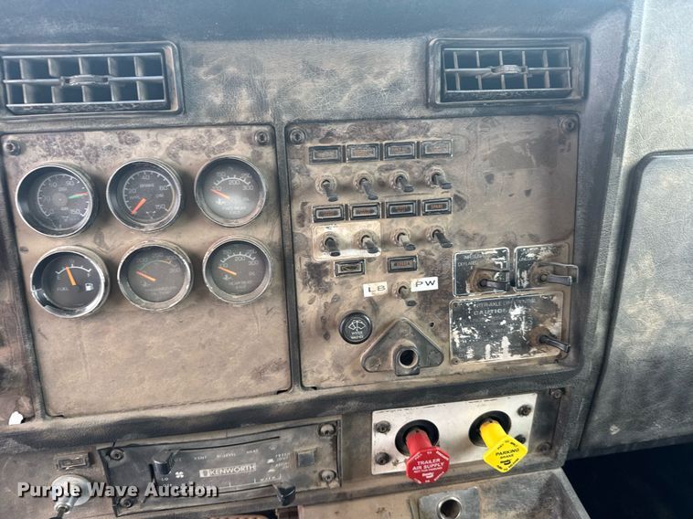 image for item NN9577 1993 Kenworth T800 semi truck