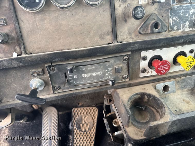image for item NN9577 1993 Kenworth T800 semi truck