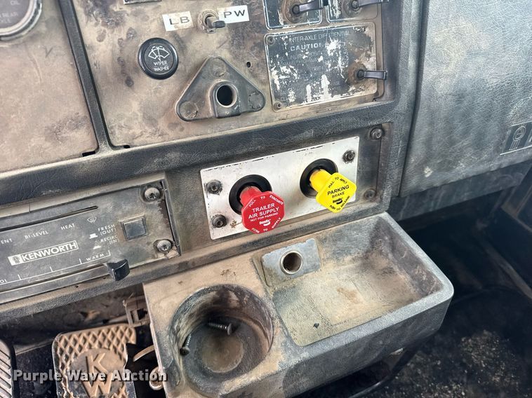 image for item NN9577 1993 Kenworth T800 semi truck