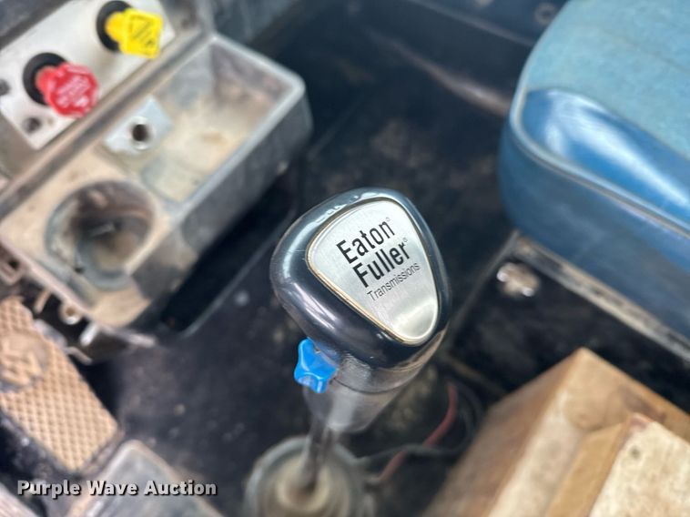 image for item NN9577 1993 Kenworth T800 semi truck