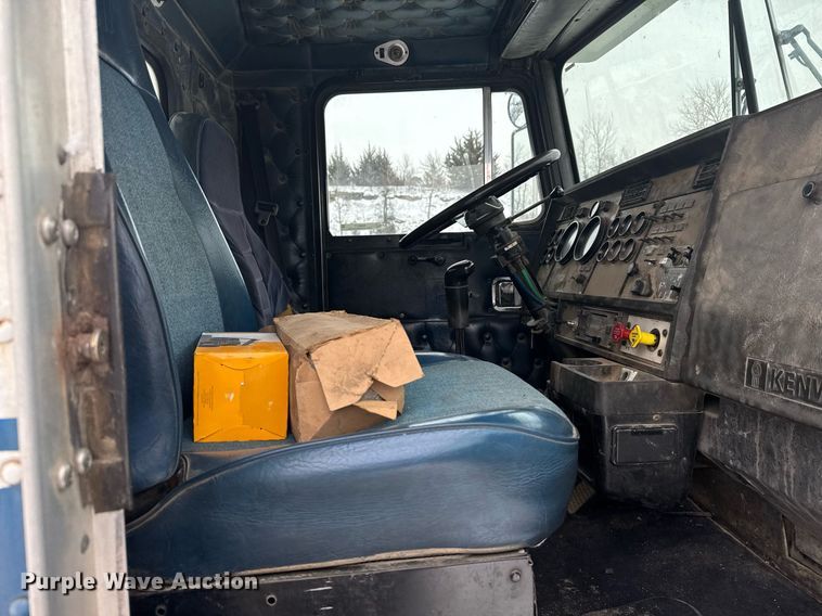image for item NN9577 1993 Kenworth T800 semi truck