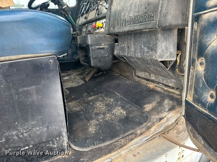 image for item NN9577 1993 Kenworth T800 semi truck
