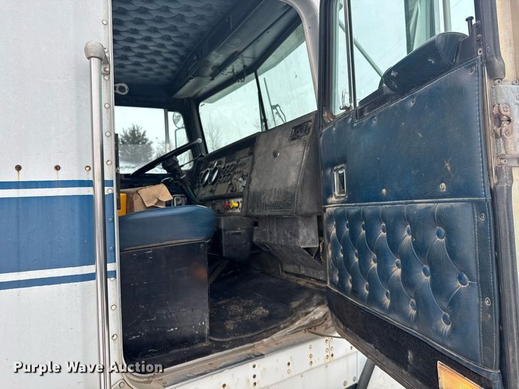 image for item NN9577 1993 Kenworth T800 semi truck