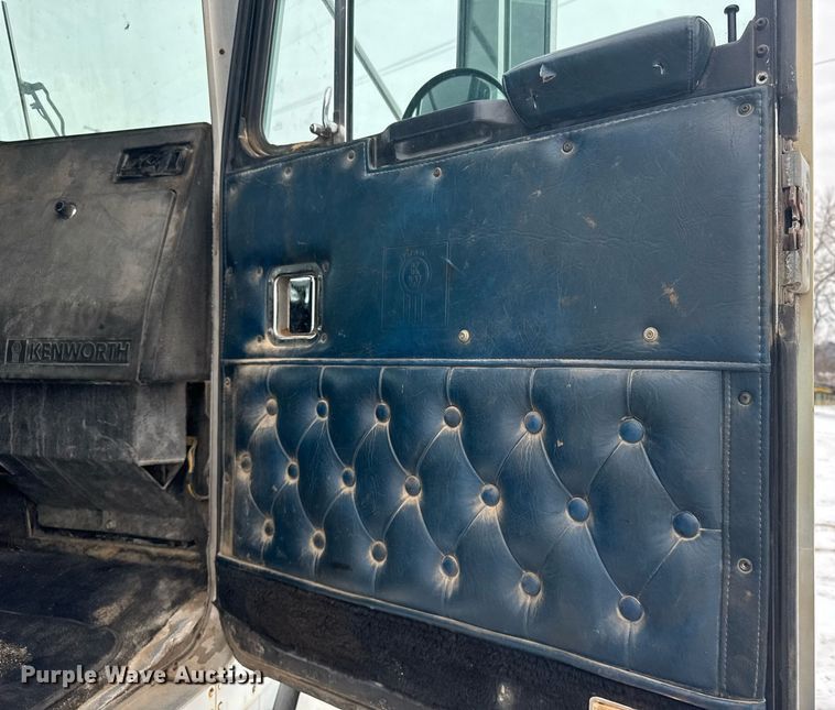 image for item NN9577 1993 Kenworth T800 semi truck