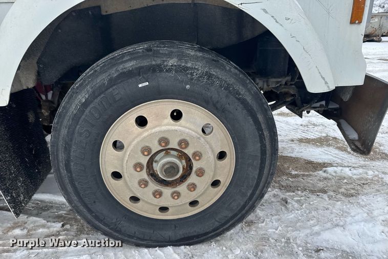 image for item NN9577 1993 Kenworth T800 semi truck