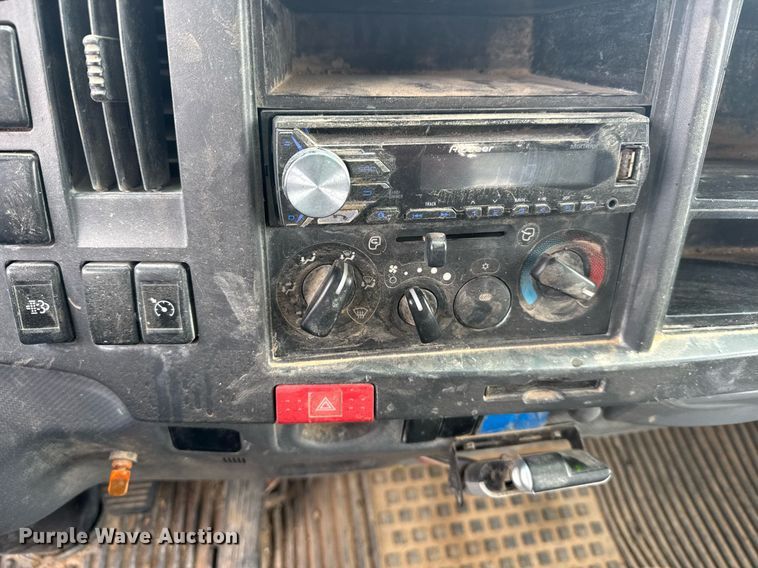 image for item NN9588 2013 Isuzu NPR HD flatbed truck