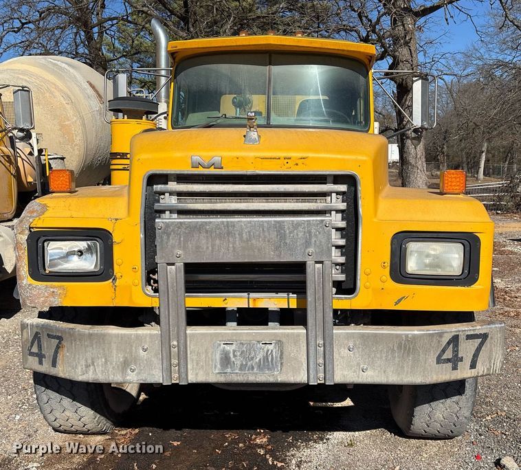 image for item OK9526 2000 Mack RD690S ready mix truck