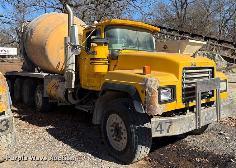 image for item OK9526 2000 Mack RD690S ready mix truck