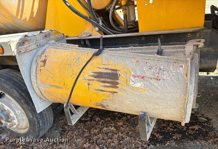 image for item OK9526 2000 Mack RD690S ready mix truck