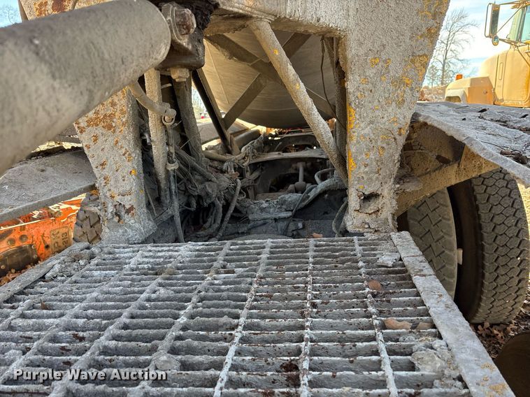 image for item OK9526 2000 Mack RD690S ready mix truck