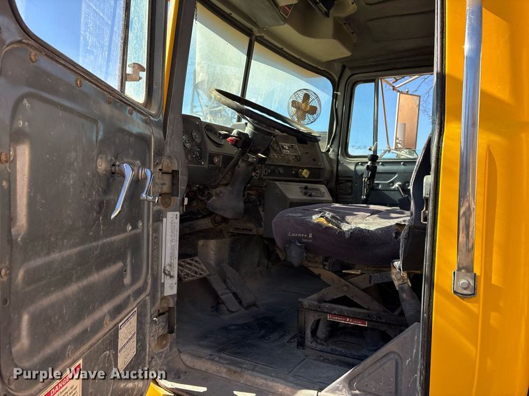 image for item OK9526 2000 Mack RD690S ready mix truck