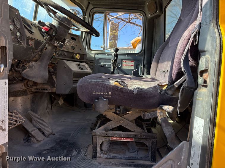 image for item OK9526 2000 Mack RD690S ready mix truck