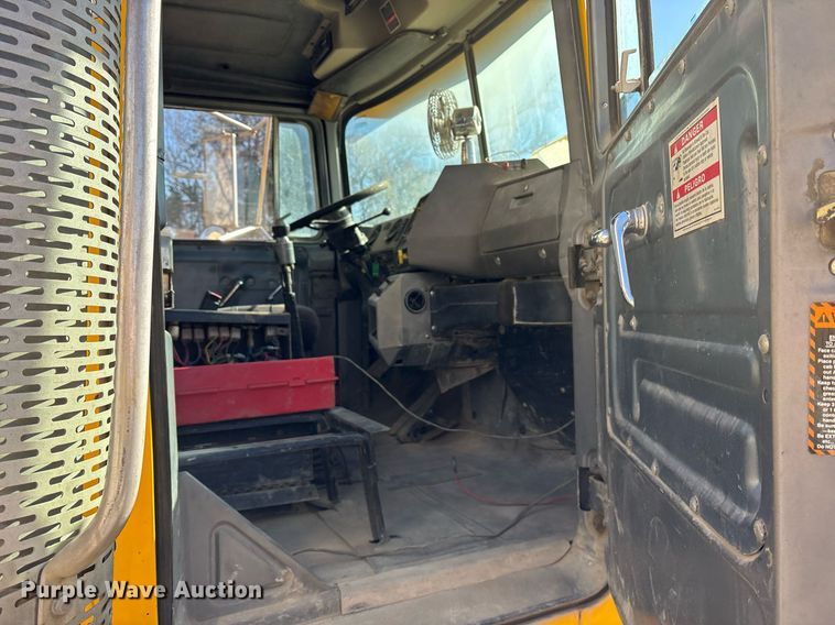 image for item OK9526 2000 Mack RD690S ready mix truck