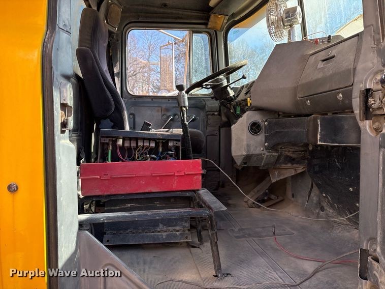 image for item OK9526 2000 Mack RD690S ready mix truck