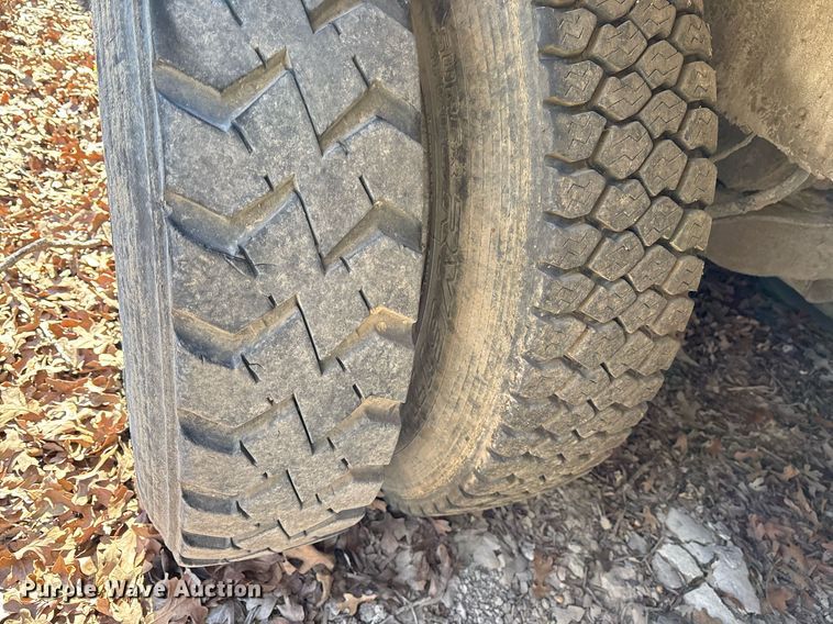 image for item OK9526 2000 Mack RD690S ready mix truck