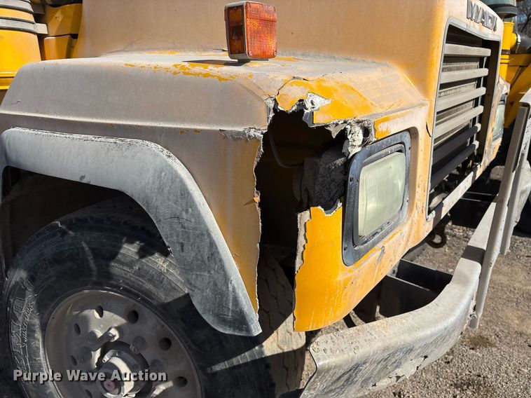 image for item OK9527 1999 Mack RD690S ready mix truck