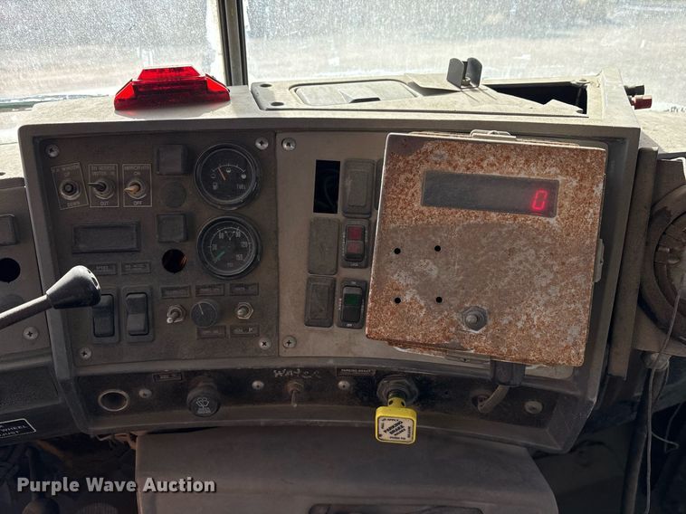 image for item OK9527 1999 Mack RD690S ready mix truck