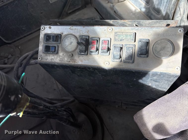 image for item OK9527 1999 Mack RD690S ready mix truck