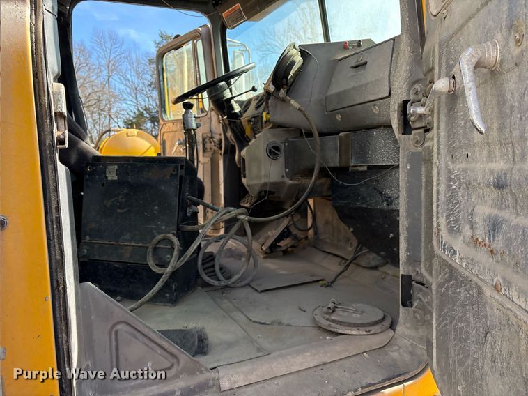 image for item OK9527 1999 Mack RD690S ready mix truck