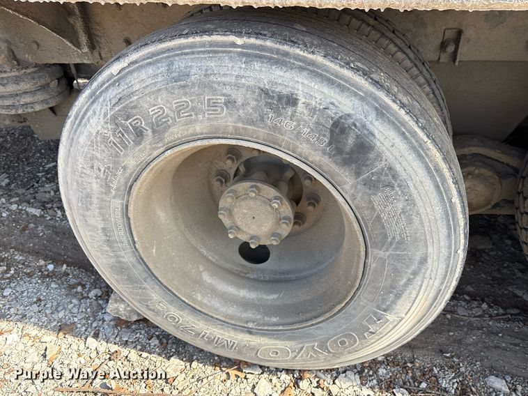 image for item OK9527 1999 Mack RD690S ready mix truck